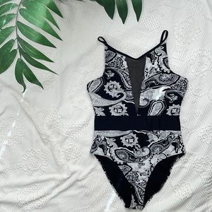 Heat Womens One Piece Adjustable Straps Black & White Paisley Swimsuit